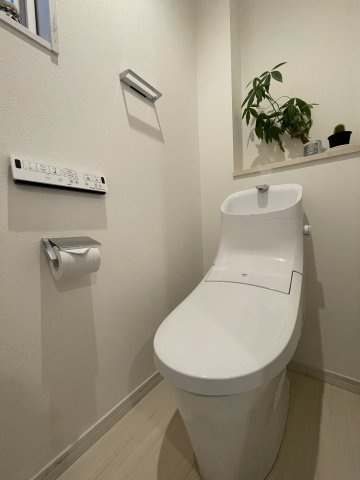 トイレは大きさや形、機能、抗菌性などが異なる多種多彩なタイプが各メーカーから出ています。それぞれに良さがあるため、事前にどういったタイプのトイレがいいのかをご家庭内で決めて、内見に行くといいでしょう。