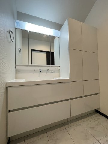 多くの戸建て住宅で見かける洗面脱衣所は、洗面台と洗濯機が2畳ほどのスペースに並べられていて、洗面所が脱衣所を兼ね備えている間取りが一般的です。お客様が利用することもある、パブリックな空間でもあります。