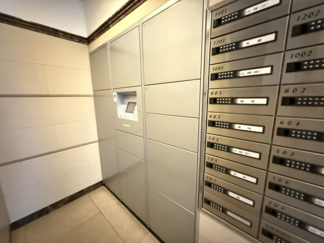 エントランスには宅配ボックスを完備。不在時でも荷物の受け取りが可能で、忙しいご家庭にも嬉しい設備です。ダイヤル式の集合ポストも設置され、セキュリティ面にも配慮。日々の暮らしを快適にサポートします。