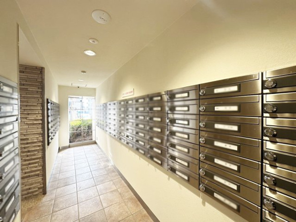 【サンレスポアール　8階の郵便受け】