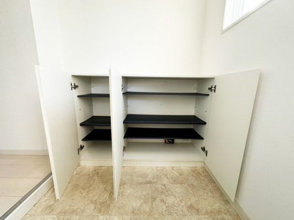 【サンレスポアール　8階の玄関】