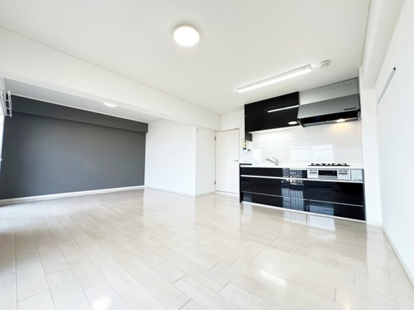 【サンレスポアール　8階のリビングダイニング】