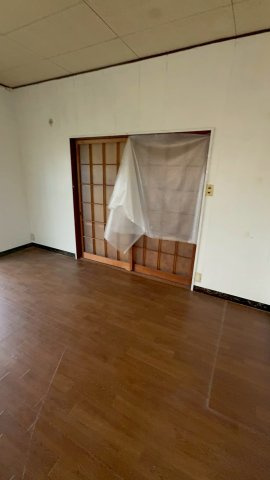 落ち着いた色調の洋室です