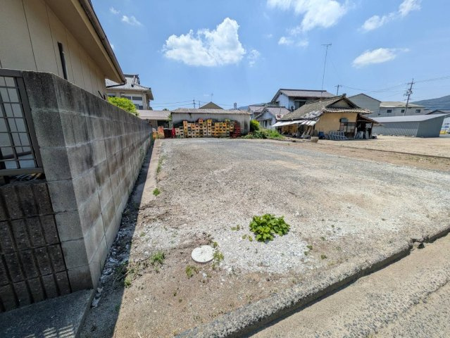 現地は開放感のある整形地に近い区画で、建物配置や駐車スペース計画もしやすい土地です。府中駅や図書館、公園、病院など生活利便施設が徒歩圏内に揃っており、利便性と住環境のバランスが魅力となっています。