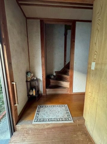 木の温かみがある手すり付きの玄関