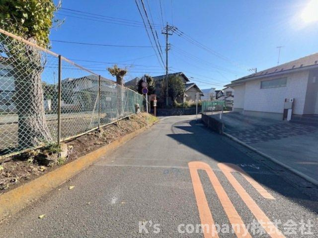 前面道路の向かい側には東守神社の敷地が広がっていて開放感があります◇