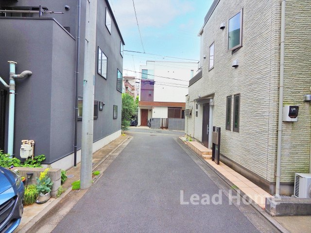 車通りが少なくゆったりとした周辺道路です！静かな住環境で穏やかな毎日を過ごせるロケーションです！