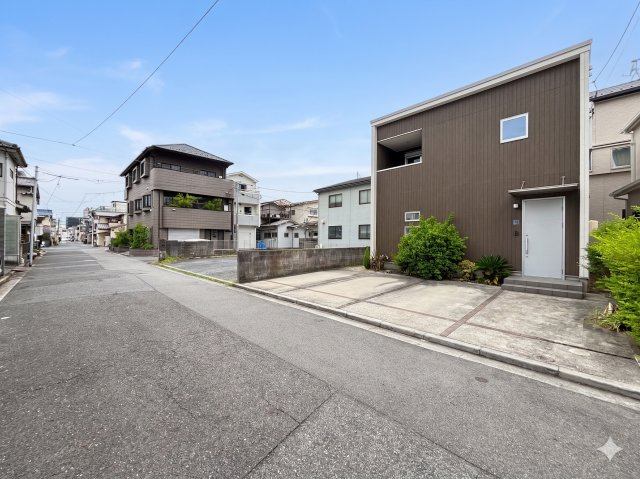前面道路は見通しが良く車の出入りや駐車もしやすい環境。周辺は戸建住宅を中心とした落ち着いた住宅街が広がり穏やかな住環境が形成されています。生活利便施設も点在しており日常のお買い物や通勤・通学にも便利。