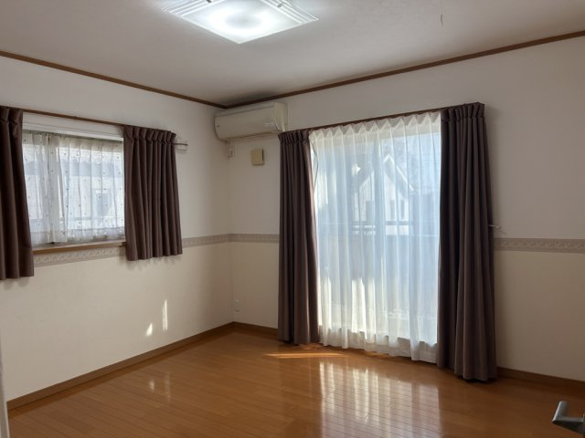 南向きの窓から明るい光が差し込む2階主寝室の写真です。