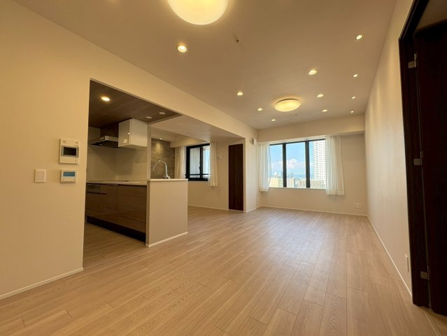 【リビングダイニング】窓から陽が差し込み、お部屋全体がとても明るく、暖かみある空間です☆