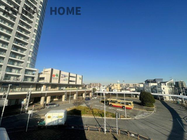 長津田駅が徒歩14分でございます。