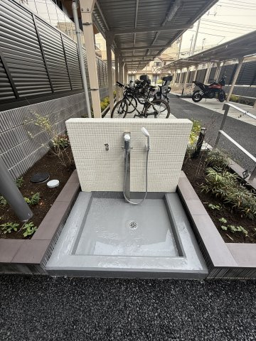お散歩帰りのペットの足洗い場も完備