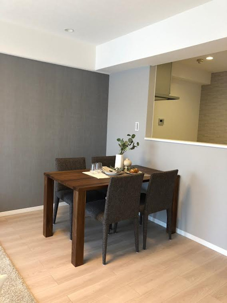 【シャルム小阪弐番館のリビングダイニング】