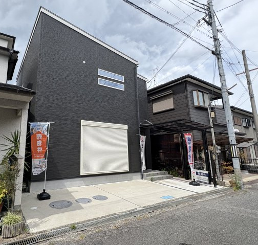 駐車スペース1台分あります