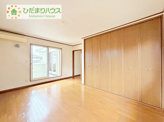 バルコニーに面していて、たっぷり光りの入る明るい主寝室です！