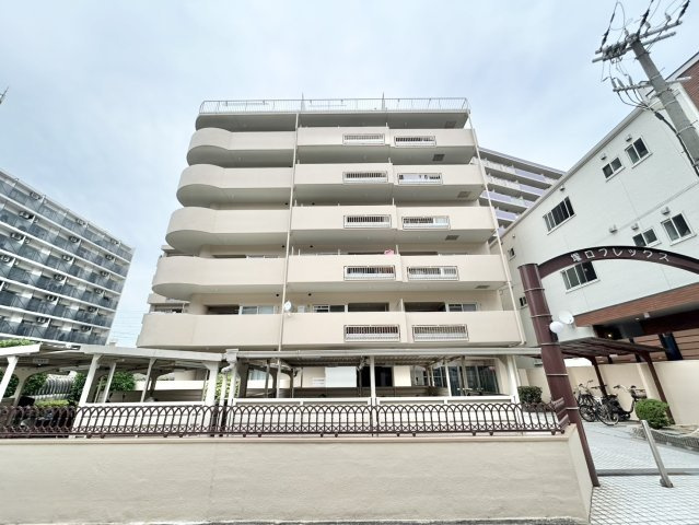 9階建ての8階部分のお部屋です。隣室との間が吹き抜けのため、全室に窓があり角部屋のような開放感♪