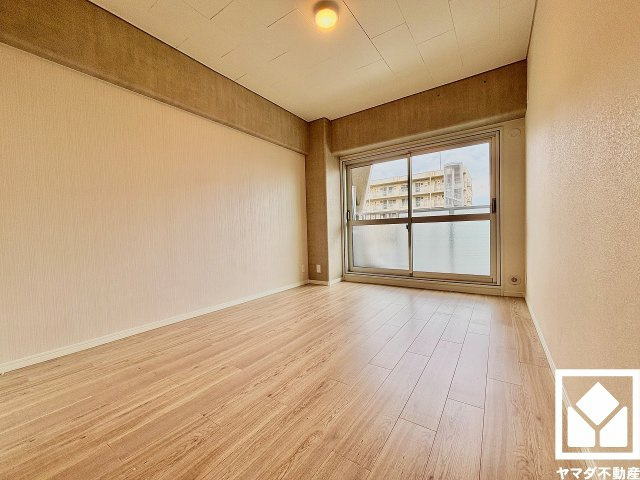 約6帖の洋室です。リビングに隣接する引き戸のお部屋で、一体利用も可能です。