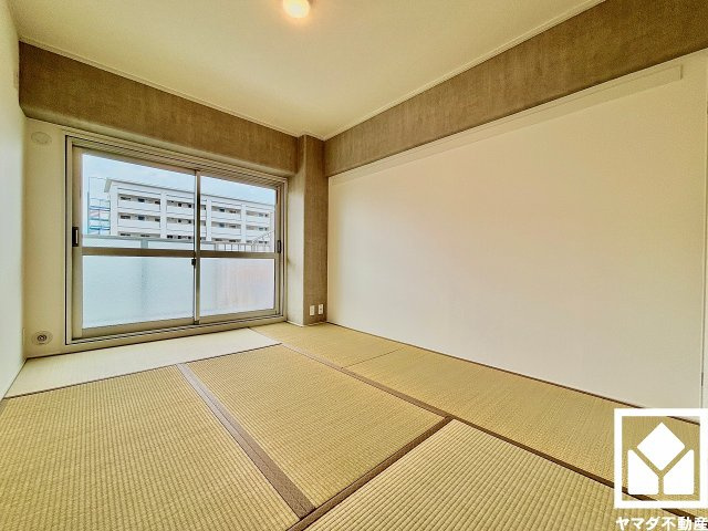 約6帖の和室です。陽光がたっぷり差し込む洗練された和の空間。温かみのある畳のスッキリとしたデザインが、暮らしを心地よく彩ります。