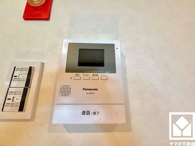 突然の来訪時にも防犯面で心強いモニター付きインターホンを設置。お留守番中のお子様も、室内からスムーズに相手の確認ができます。