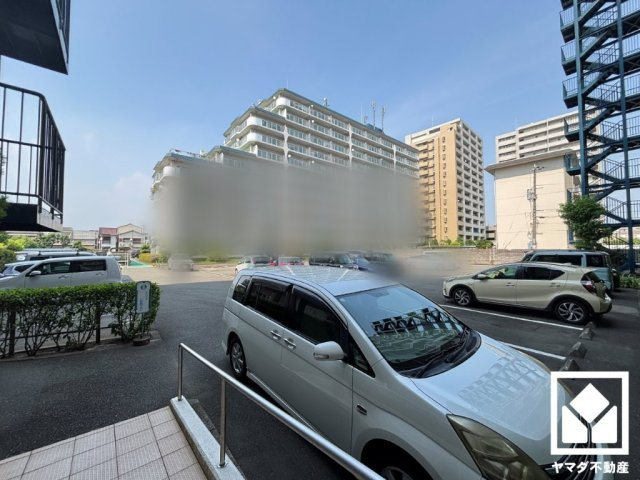 敷地内に駐車場を設置（月額13000円）。出入口は防犯性に配慮されたロボットゲート付き。空き状況等の詳細は弊社スタッフまでお気軽にお問い合わせください。
