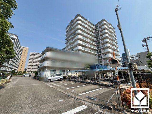 屋根付き駐輪場なので、雨や風、直射日光から自転車を守ることができます。バイク置き場もございます。