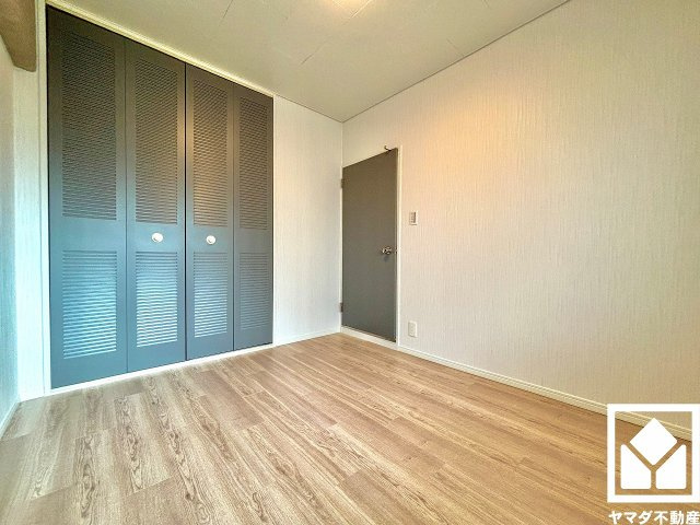 約5.2帖の洋室です。お子様のお部屋などにも丁度良い広さです。独立したお部屋なのでプライベートな時間をゆったり過ごせそうです。