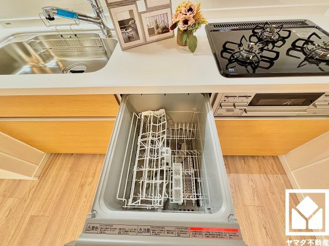 毎日の家事の負担を軽減でき、節水効果も期待できる食器洗乾燥機付き。