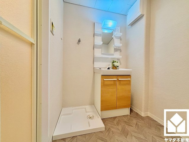 室内洗濯機置場がございますので、天候に左右されず洗濯していただけます。