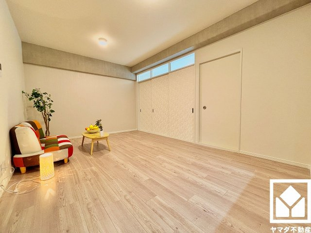 洋室との間には室内窓が設置されており、洋室から優しい自然光を取り込みます。視線を遮るランマ窓でプライバシーを確保しながら、空間の繋がりやご家族の気配を感じることができる意匠性の高い設計です。