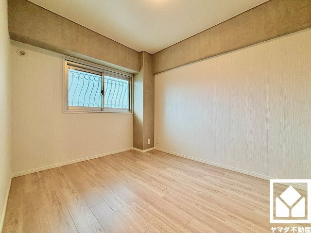 約5.2帖の洋室です。柔らかな光が差し込むお部屋で、快適で落ち着いた生活をお送りいただけます。