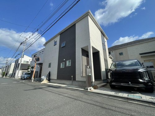 前面道路6ｍで車の出し入れも安心！整備された街並みに映える築10年美邸です。