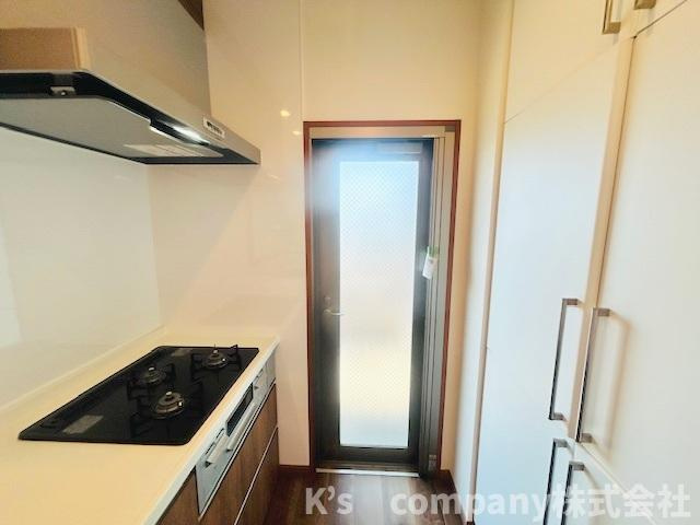 キッチンからバルコニーに出られる扉があります◇