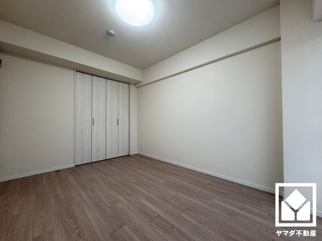 大きな窓からは明るい光が降り注ぎます。柔らかな光が差し込むお部屋で、快適で落ち着いた生活をお送りいただけます。