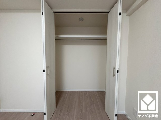 新たに家具を買わなくても良いので、ハンガーパイプ付きのクローゼットは嬉しいですね。
