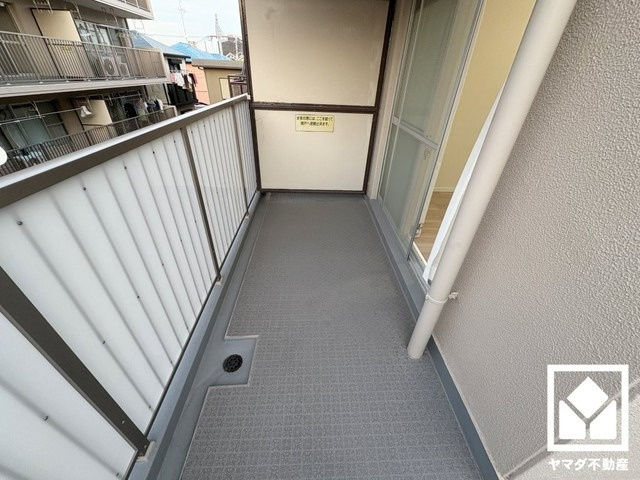 バルコニーの北側です。奥行きがあり広々としているため、お洗濯物をたっぷりと干す事ができます。