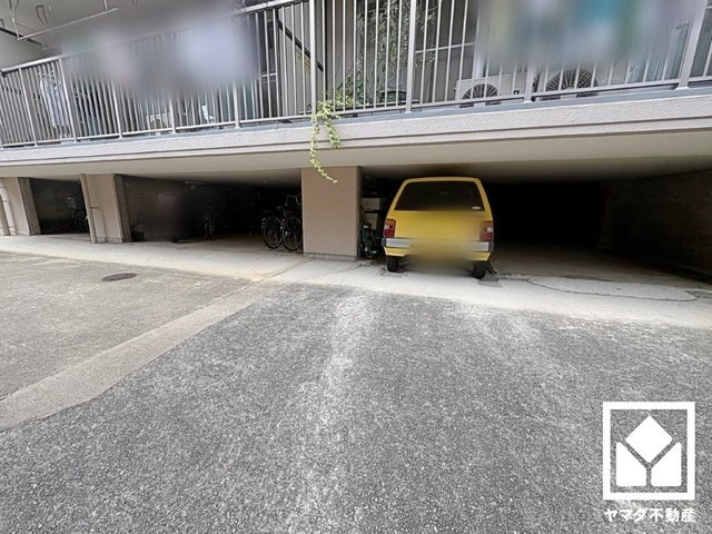 敷地内駐車場権利付きとなっております（使用料無償）。重い荷物や雨の日の移動もスムーズで、快適なカーライフを実現。