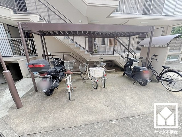 屋根付きの駐輪場・バイク置場を完備。雨や風、直射日光からお乗り物を守ることができます。