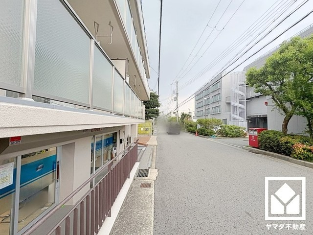阪神電鉄本線「香櫨園」駅まで徒歩約10分、JR東海道本線「さくら夙川」駅まで徒歩約7分、阪急電鉄神戸線・甲陽線「夙川」駅まで徒歩約16分の立地。