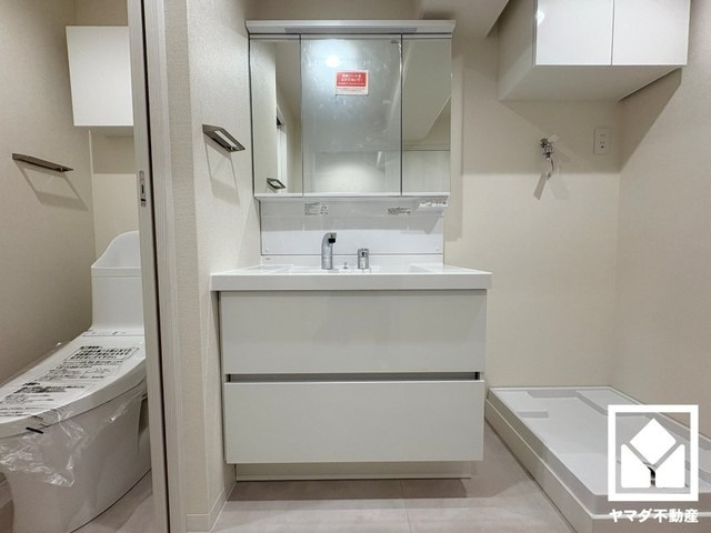 収納付きでスッキリお使い頂ける3面鏡の洗面台です。洗面ボウルが広めなので、忙しい朝でも身支度がしやすく時短になります。