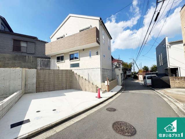 周辺は閑静な住宅街！前面道路広々で車の出し入れも便利です。駐車が苦手な方でも安心して車庫入れできます！