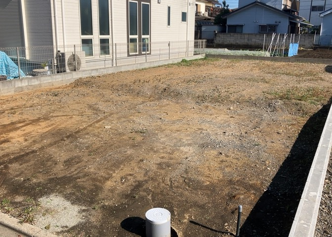 家を建てる場合、方位は要チェックです。現実的に日当たりのよい家ならばリビングは南側、建築基準法でも北側に当たる家への配慮は求められています。土地を見学に行く際は、方位磁針を持って行くようにしましょう。