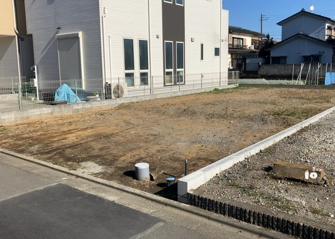 土地の前の道路に消火栓が設置されていることがあります。この場合、道路交通法第45条第1項により、駐車禁止の場所が指定されています。そのため、車庫などの駐車スペースをつくることができない場合があります。