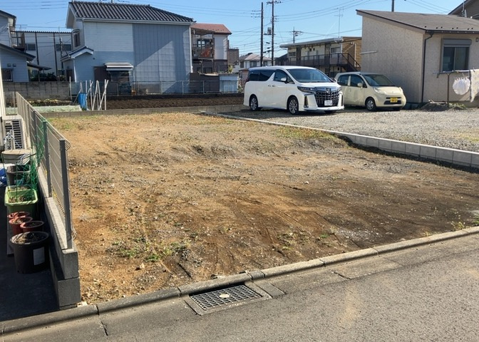 現地に行くなら、物件の周囲の地形がどうなっているかを見ることも大切です。周辺より低くなっている土地では、大雨などで水が集まりやすいため、地盤が弱くなっているということも考えられるため、注意が必要です。