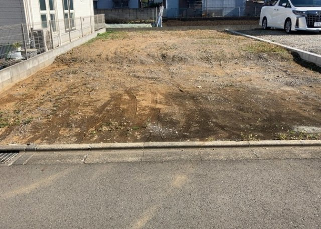 土地購入を検討されている場合、境界杭がない状態で購入してしまうと境界確定測量をする必要があり、費用がかかります。購入の前に、売主、隣土地所有者立ち合いのもと境界を確定し境界杭を設置するのがベストです。