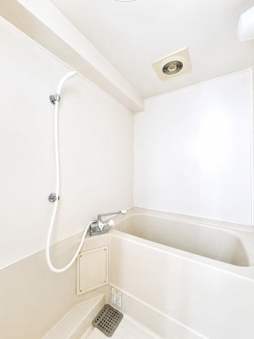 ◆モダンデザインの空間が気持ちよさを高めてくれるバスルーム。すっきりとした清潔感の中に都会的なセンスが感じられ、心身をリフレッシュできる寛ぎを深めてくれるスペースです。