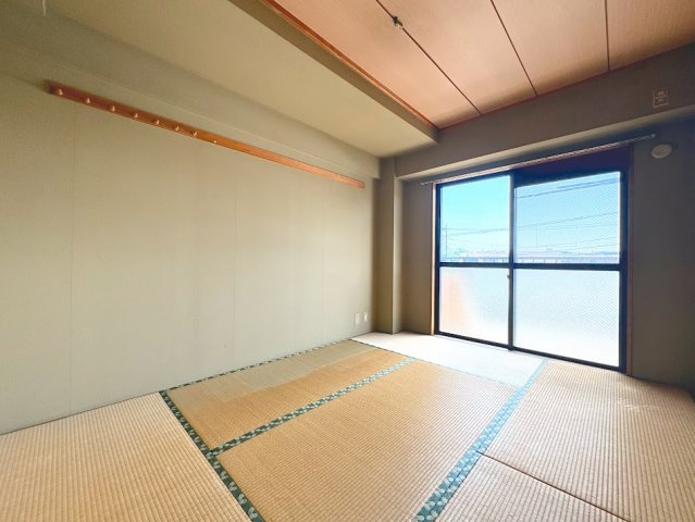 ◆気持ちの良い風が室内へ入り込む居室。家具を配置しても広々ご利用いただけます！！