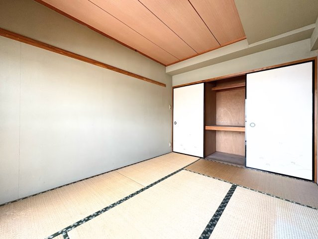 ◆室内はいつも明るい印象なので気持ちの良い朝を迎えられます。各部屋にはクローゼットを完備しており、収納が多いお家はすっきりして快適空間です。