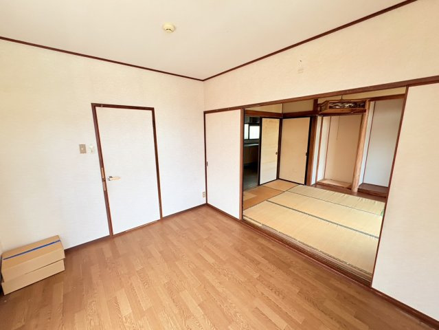 趣のある和室は、畳の香りに包まれながらゆったりと過ごせる癒しの空間です。押入収納を備えているため、寝具や季節用品などもすっきり収納できます。襖を開閉することで隣室とのつながりを調整できます。