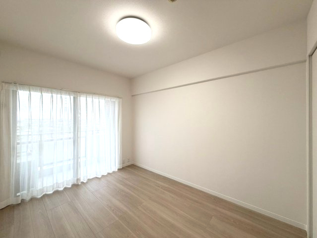 バルコニーに面した明るい洋室