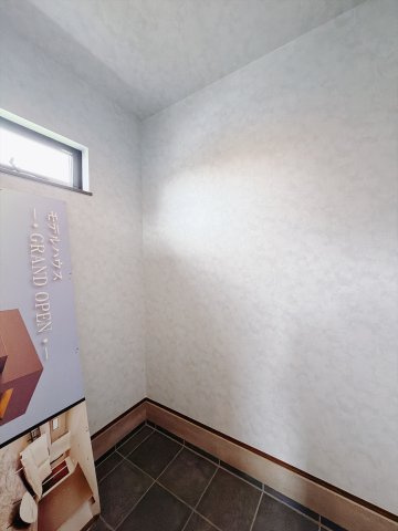 ■SIC｜S.I.Cはスペースが効率よく使える可動棚仕様！大きめのベビーカーやブーツ、平らなサンダルなど用途に合わせて段の高さが変えられます　